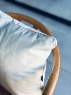 Wide Stripe Kissen 45x45 Cm, Weiß -Brafab Verkaufs-Shop diyti wide stripe cushion 45x45 cm 6 scaled