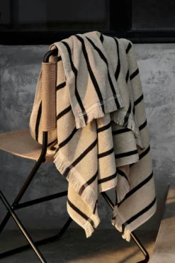 Ferm LIVING Alee Strandtuch, Schwarz / Sand 5 Ferm LIVING Alee Strandtuch, Schwarz / Sand -Brafab Verkaufs-Shop ferm living alee strandtuch 9