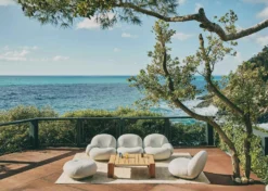 Gubi Pacha Outdoor Loungesessel, Dedar Libera 003, Moosgrüner Fuß -Brafab Verkaufs-Shop gubi pacha outdoor lounge chair swivel dedar chevron008 9