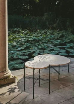 Gubi TS Outdoor Kaffeetisch Ø80x35 Cm, Schwarz/Weiß Travertin -Brafab Verkaufs-Shop gubi ts outdoor coffee table 80 black white travertin 4