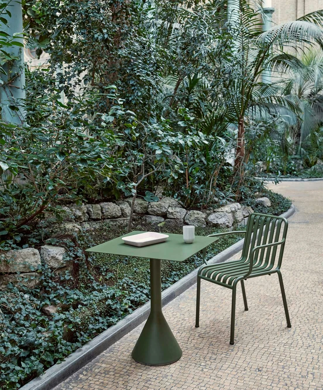 Hay Palissade Cone Tisch 65x65 Cm, Olive 3 Hay Palissade Cone Tisch 65x65 Cm, Olive – Bild 3