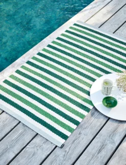 Teo Teppich Dunkelgrün / Grass Green / Vanilla, 140x200 Cm -Brafab Verkaufs-Shop pappelina teo rug dark green grass green vanilla 2